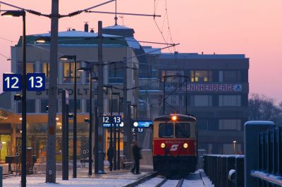 R 6805 "Dirndltaler" ist bespannt mit der 1099.008-3 im noch im Umbau befindlichen St.Pöltener Hauptbahnhof bereitsgestellt
