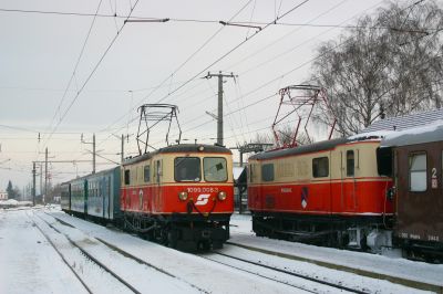 1099.004-2 kreuzt mit R 6826 unseren Zug R 6805 "Dirndltaler" in Ober Grafendorf
