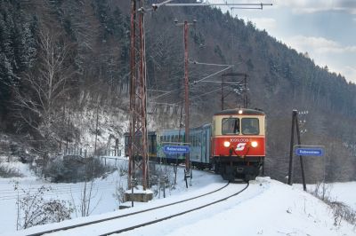 1099.008-3 bei der Einfahrt in den Bahnhof von Rabenstein
