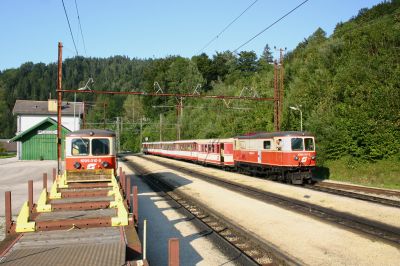 Viel los war an diesem Tag, dem 7.9.2005, in Laubenbachmühle. 1099.010-9 ist mit den beiden Schienentransporteinheiten bereits aus Winterbach angekommen, während 1099.001-8 gerade an das andere Zugsende umsetzt.

