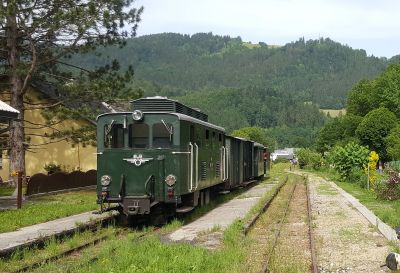 Bereit zur Abfahrt in Göstling an der Ybbs, leider hat die Vegetation aufgrund der verabsäumten Bewuchskontrolle der letzten Jahre bereits die Gleisanlagen bewuchert
Schlüsselwörter: 2093 , 01