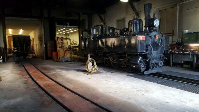 Die Aufräumarbeiten im Bahnhof Kienberg Gaming erstrecken sich auch auf das Heizhaus selbst.
