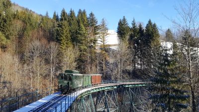 Ein Güterzug auf der Hühnernestbrücke, das hat es schon lange nicht mehr gegeben
Schlüsselwörter: 2093 , 01 , Winter , Schnee