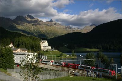 eine Glacier-Express Garnitur in St.Moritz
