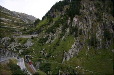 Ein Dieselzug bespannt mit einer HGm 4/4 der MGB fährt gerade aus dem Kehrtunnel Gletsch heraus
Schlüsselwörter: HGm , 4/4 , MGB