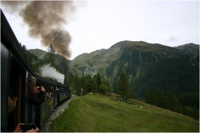 Unmittelbar nach der Ausfahrt aus dem Bahnhof Oberwald geht es bereits bergauf, zur Vermeidung von Bränden ist die gesamte Strecke mit einer Sprinkleranlage ausgestattet, zumindestens einer davon hat uns kräftig geduscht ;)
Schlüsselwörter: HG , 3/4 , 1 , furkahorn