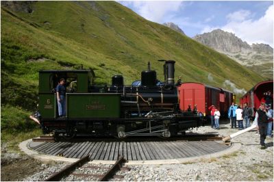 HG 2/3 6 Weisshorn (1902) SLM 1410 ehemals eingesetzt bei der Visp-Zermatt-Bahn (VZ) während des Drehens im Bahnhof Furka



Schlüsselwörter: Hg , 2/3 , 6 , weisshorn