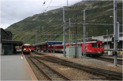 Andermatt fungiert als Umsteigeknoten für Züge aus allen Richtungen
