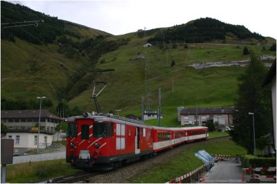 Der Deh 4/4 - 22 schiebt seine Garnitur soeben aus dem Bahnhof Andermatt in Richtung Oberalpass
Schlüsselwörter: deh , 4/4 , 22