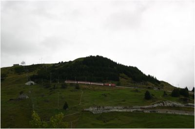 Ein Zug der MGB am Weg in Richtung Oberalppass, mein Standort befindet sich am Bahnhof von Andermatt den der Zug vor zehn Minuten verlassen hat
Schlüsselwörter: deh , 4/4 , 22