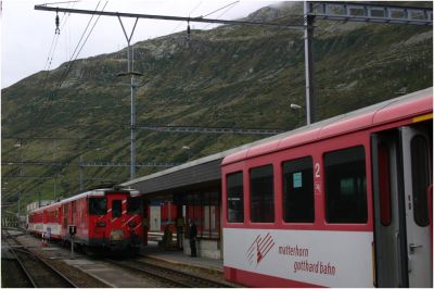 Zwei Züge der MGB im Bahnhof Andermatt
