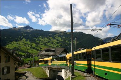 Ein Bhe 4/8 der WAB verlässt den Bahnhof Grindelwald und fährt gerade ins Gefälle nach Grindelwald Grund ein
Schlüsselwörter: Bhe , 4/8