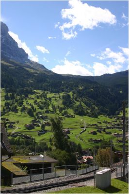 Nein der Zug ist mir nicht davon gefahren, in Bildmitte auf der anderen Talseite klettert gerade ein Bhe 4/8 der WAB in Richtung Kleine Scheidegg
Schlüsselwörter: Bhe , 4/8