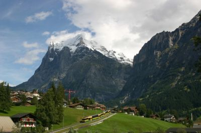 Ein Triebwagen der Wengernalpbahn erklimmt die Steigung zwischen Grindelwald Grund und Grindelwald
Schlüsselwörter: Bhe , 4/8