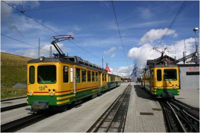 Die Triebwagen BDhe 4/4 - 124 und BDhe 4/4 - 122 im Bahnhof Kleine Scheidegg
Schlüsselwörter: BDhe , 4/4 , Zahnrad