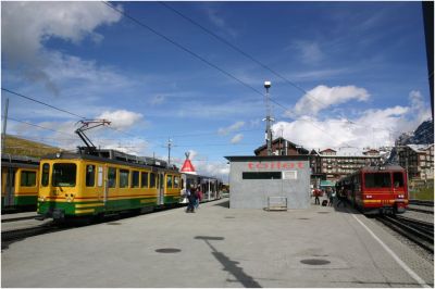 Triebwagen 122 der WAB und Triebwagen 213 der Jungfraubahn im Bahnhof Kleine Scheidegg
Schlüsselwörter: Bdhe , 4/4 , 213 , 122