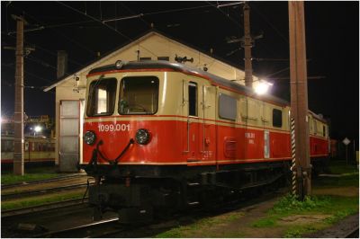 1099.001 abgestellt vor dem Heizhaus am Alpenbahnhof
Schlüsselwörter: 1099 , 001