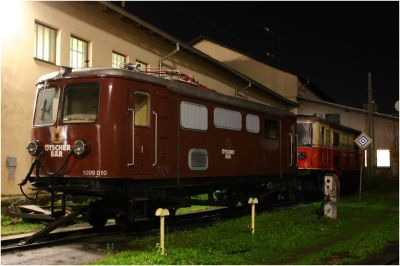 Aufgebockt auf Hilfsdrehgestellen steht die 1099.010 vor dem Heizhaus St.Pölten
Schlüsselwörter: 1099 , 010