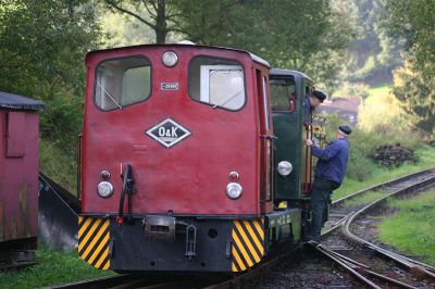 Verschub im Bahnhof Hüinghausen. "Zukunft", Baujahr 1957, hergestellt von Krupp (ex Nr. 10 der Rheinischen Braunkohlen- und Brikettindustrie AG, Grube Eschweiler), verschiebt die "Nahmer", gebaut 1960 von Orenstein & Koppel (ex Nr. 3 der Hohenlimburger Kleinbahn).
Schlüsselwörter: MME , Sauerland , Zukunft , Nahmer , Orenstein , Koppel , Krupp