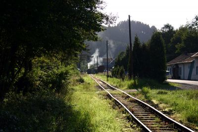 Der Sonderzug, bespannt mit der "Bieberlies" hat den Bahnhof Hüinghausen erreicht. Ein kleiner gegenlichtiger Nachschuß war noch machbar.
Schlüsselwörter: MME , Sauerland , Bieberlies