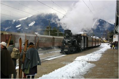 Mh.6 mit Nostalgieskitruppe
Wegen Dreharbeiten eines Fernsehsenders maschierte in Mariazell eine "Nostalgieskigruppe" auf.

Für uns Fotographen natürlich ein gefundenes Fressen, sie wurden ausgiebig genützt.
 
Schlüsselwörter: Mariazellerbahn , Mh.6 , Mh 6 , 1099 , Mariazell