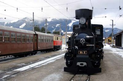 Mh.6 und 1099.016-6
1099.016-6, im Hintergrund erkennbar, welche uns heute nach Ober Grafendorf brachte wartet nun auf ihre abendliche Heimfahrt.

Schlüsselwörter: Mariazellerbahn , 1099 , Mh.6 , Mh 6 , Mariazell