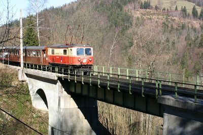 1099.004 mit einem Regionalzug auf der Weißwasserbrücke, Mittelebene, am Weg nach Laubenbachmühle.
Schlüsselwörter: 1099 , 004