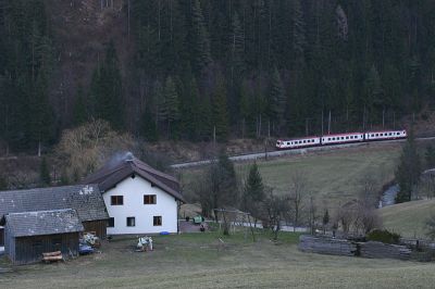 4090.001 und 4090.002 als "Turbogarnitur" am Weg nach Laubenbachmühle.
Schlüsselwörter: 4090 , 001 , 002