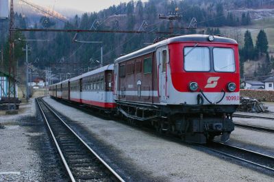 1099.007 steht abgestellt mit einer Wagengarnitur im Bahnhof Laubenbachmühle.
Schlüsselwörter: 1099 , 007