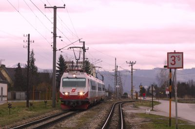 4090.001 mit 4090.002 bei der Einfahrt in den Bahnhof Ober Grafendorf. Auf der rechten Seite zweigt die "Krumpe" ab.
Schlüsselwörter: 4090 , 001 , 002