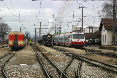 Mh.6 und 4090.002, 4090.001 im Bahnhof Ober Grafendorf.
Schlüsselwörter: Mh.6 , Mh 6 , 4090 , 001 , 002