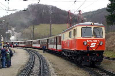 1099.011 hat uns den Sonderzug aus St.Pölten nach Kirchberg/Pielach mitgebracht und wird nun ihre Fahrt mit dem Planzugteil nach Mariazell fortsetzen.
Schlüsselwörter: 1099 , 011