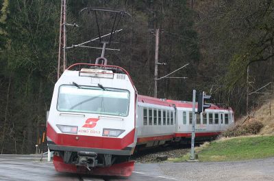 4090.001 und 4090.002 legen sich in den Bogen vor dem Natterstunnel.
Schlüsselwörter: 4090 , 001 , 002