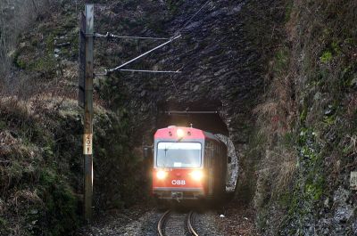 Zugskreuzung in Schwarzenbach/Pielach - somit kam uns 5090.005 noch vor dem Sonderzug vor die Linse. 
Schlüsselwörter: 5090 , 005