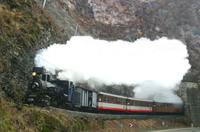 Die Fotostelle "Natterstunnel" wurde offensichtlich in den letzten Woche oder Monaten einmal freigeschnitten - bis jetzt ist dies an mir vorübergegangen, somit kam ich eher durch Zufall zu dieser "bewuchsfreien" Aufnahme unseres Sonderzuges.
Schlüsselwörter: Mh.6 , Mh 6