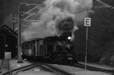 Widmen wir uns wieder unserem Sonderzug zu! Die Mh.6 erreicht soeben den Bahnhof Laubenbachmühle.
Schlüsselwörter: Mh.6 , Mh 6