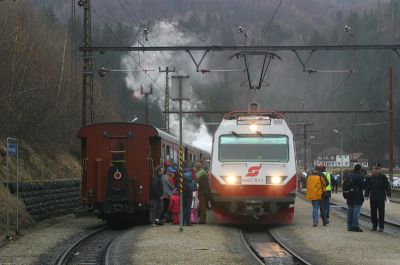 4090.001 und 4090.002 warten in Laubenbachmühle auf die Abfahrt nach St.Pölten.
Schlüsselwörter: 4090 , 001 , 002