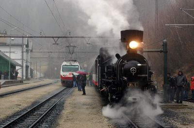 Ein derartiges Wetter habe ich das letzte Mal 2004 am Katholikentag erlebt - innerhalb von wenigen Sekunden flüchteten praktisch alle Fotografen unter die schützenden Vordächer.

Bin ich froh, das unsere Dienstjacken wirklich einmal wasserdicht sind!
Schlüsselwörter: Mh.6 , Mh 6 , 4090 , 001 , 002