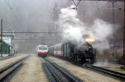 Am vorherigen Bild erkannte man die Intensivität des Regens nicht so stark wie auf diesem, wer sich das Dach des 4090 näher anschaut, kann sich ungefähre Vorstellungen machen.
Schlüsselwörter: Mh.6 , Mh 6 , 4090 , 001 , 002