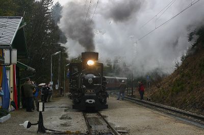 Der Sonderzug mit der Mh.6 ist in Winterbach angekommen, trotz der widrigen Bedingungen und insgsamt sechs Wagen gabs es keinerlei Probleme bei der Bergfahrt.


Schlüsselwörter: Mh.6 , Mh 6