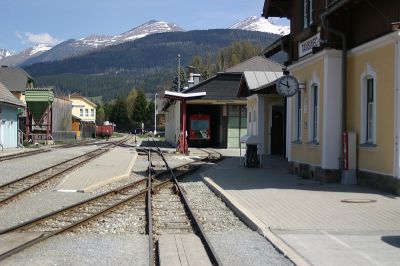 Ein herrliches Panorama kann man im Hintergrund des Bahnhofes von Tamsweg genießen. Das lädt zum Urlauben ein!
