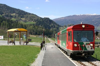 Garnitur während des Aufenthaltes in der Haltestelle Kreischberg.
Schlüsselwörter: VT