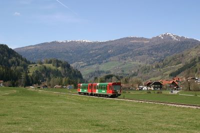 Triebwagengarnitur nach Verlassen der Haltestelle Kreischberg.
Schlüsselwörter: VT