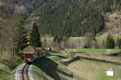 Triebwagengarnitur kurz vor dem Murauer Tunnel, bei Murau Sankt Leonhard.
Schlüsselwörter: VT