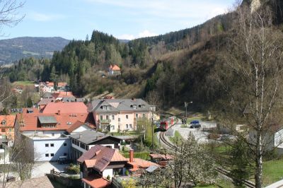 Der Zug hat soeben die Hst. Murau Sankt Leonhard erreicht.
Schlüsselwörter: VT