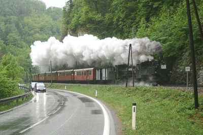 Kurz vor Schwarzenberg a. d. Pielach ergibt sich diese Fotostelle, die heute nur durch "Filmautos", die unter wahnsinnigen akrobatischen Verrenkungen, ihre Aufnahmen machen.
Schlüsselwörter: Bh.1 , Mh.6