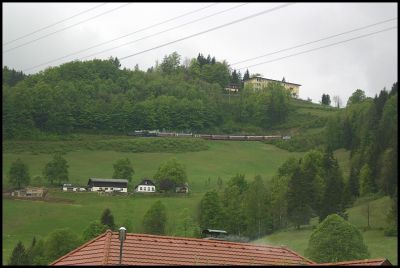 Bh.1 und Mh.6 auf der Mittelebene unterhalb von Winterbach; aufgenommen vom Bahnhofsvorplatz in Laubenbachmühle.
Schlüsselwörter: Bh.1 , Mh.6