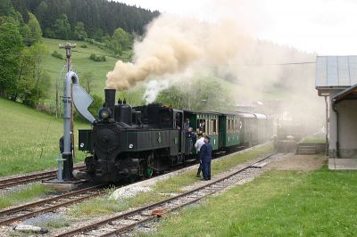 Bh.1 mit dem Sonderzug über Gesamtstrecke im Bahnhof Pfaffenschlag beim Wasserfassen.
Schlüsselwörter: Bh1 , Bh.1