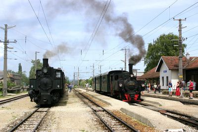 Bh.1 und 699.103 warten auf die Ausfahrt nach Mank und Kirchberg/Pielach.
Schlüsselwörter: Bh.1 , bh1 , 699 , 103