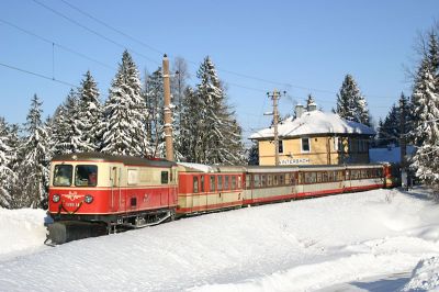 1099.14 verlässt Winterbach
1099.14 verlässt Winterbach. Durch den wolkenlosen Himmel und den herrlichen Schneeverhältnissen waren an diesem Tag einige solche "Postkartenmotive" möglich.

Schlüsselwörter: Mariazellerbahn , 1099 , 14 , Winterbach